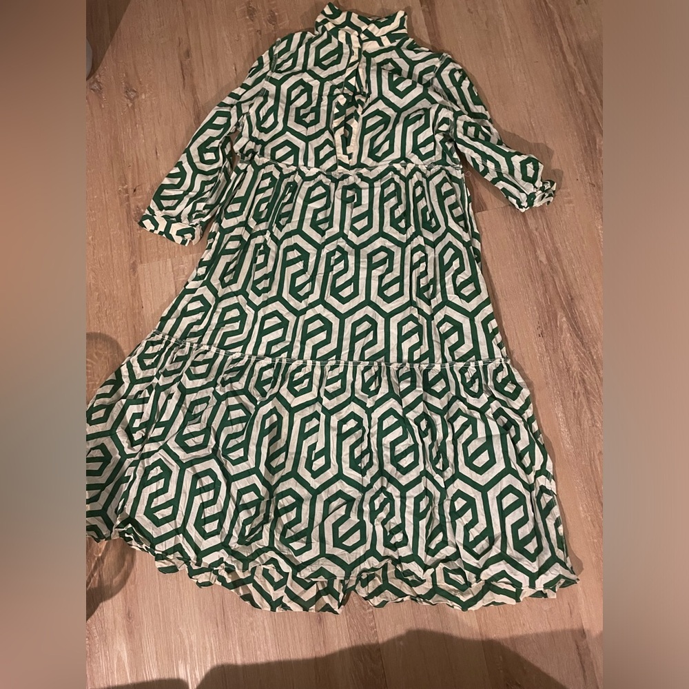 Selling a Zara dress worn only once. Good for size 12-14 body